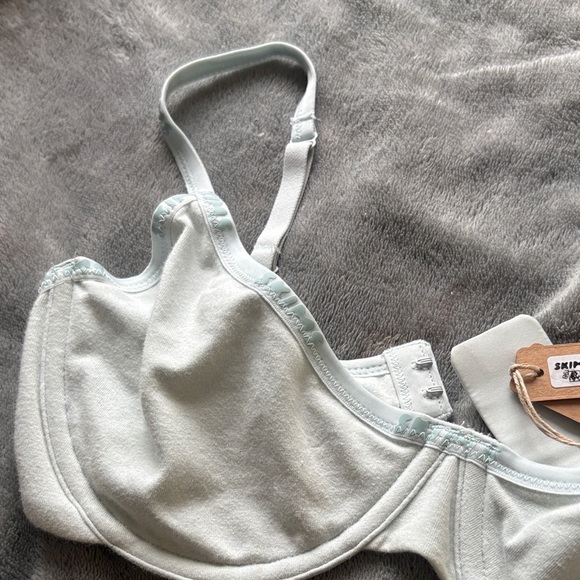 SKIMS Logo Underwire Bra in Frost -Limited Edition. - Picture 4 of 13